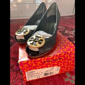 Tory Burch Sally 2-Vitraux Snake Print (metal logo), navy/gold size 9.5